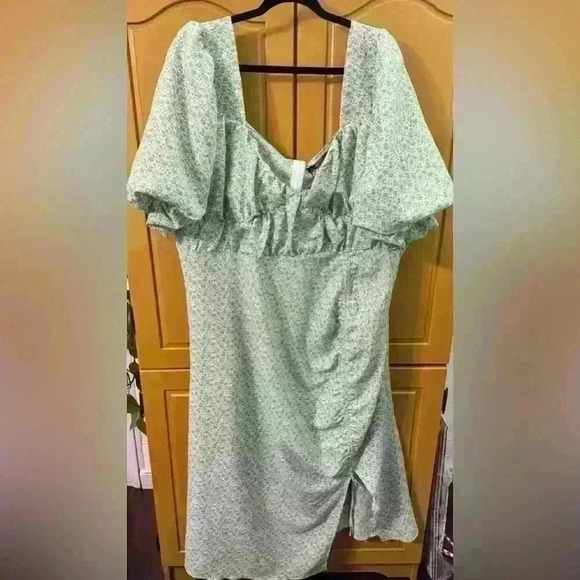 PrettyLittleThing Plus size 22 Green Floral Puff Ruched Slit Mid Dress milkmaid - Picture 1 of 13